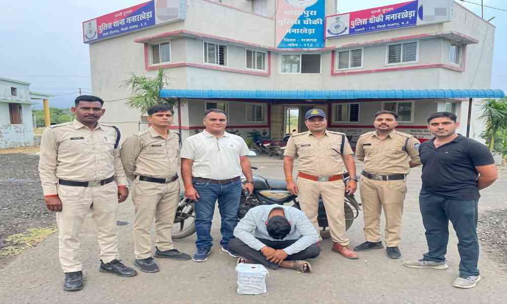 पेट पर बनियान के अंदर छिपाई थी ₹6 लाख की अफीम, रतलाम पुलिस ने तस्कर को दबोचा