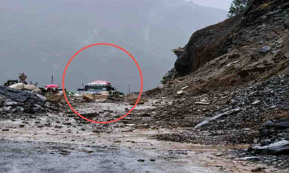बदरीनाथ हाईवे पर दर्दनाक हादसा: पहाड़ी से गिरा बोल्डर, कानपुर की महिला श्रद्धालु की मौत, दो घायल