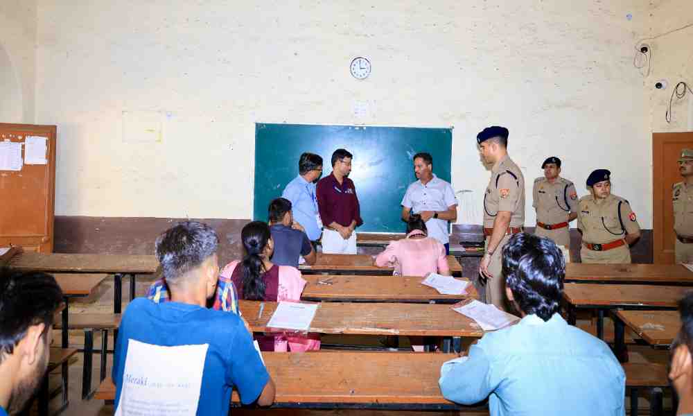 ​यूपी पुलिस भर्ती परीक्षा: बरेली डीआईजी और शाहजहाँपुर एसपी ने परीक्षा केंद्रों का किया औचक निरीक्षण