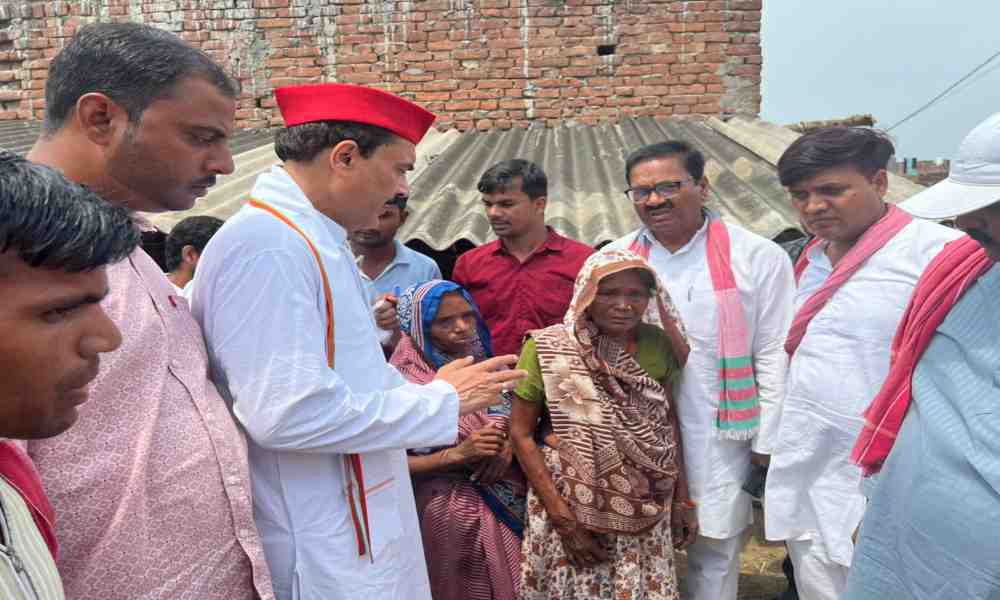 शाहजहांपुर: 'फर्जी एनकाउंटर' व लाठीचार्ज के खिलाफ पीड़ित परिवारों से मिले सपा