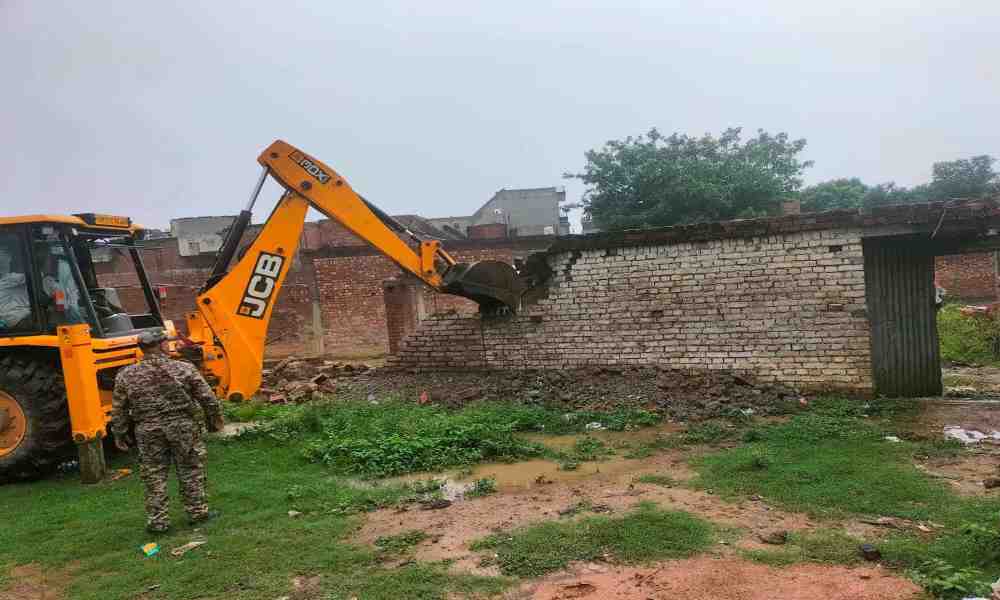 बुलडोजर चला, 3000 वर्गमीटर सरकारी जमीन कब्जामुक्त