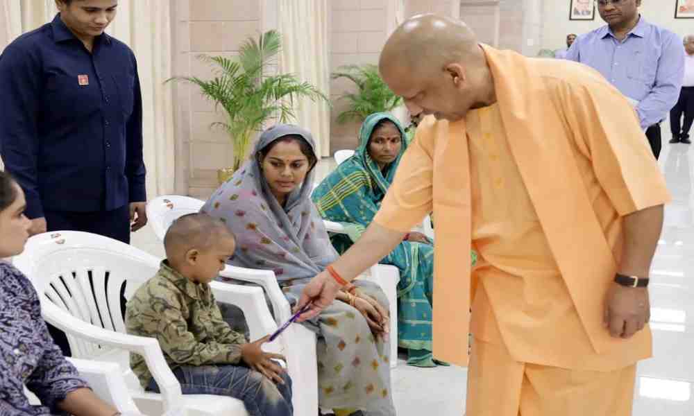 जनता दर्शन' में सख्त और संवेदनशील दिखे CM योगी: खिलाड़ियों को नौकरी का वादा, नन्हें-मुन्नों को चॉकलेट और पढ़ाई का मंत्र
