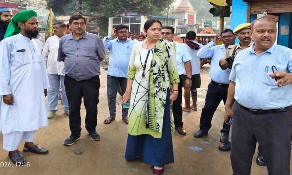 नाला निर्माण धीमा मिलने पर भड़के नगरायुक्त, ठेकेदार को मौके पर तलब कर 23 अगस्त तक काम पूरा करने की दी हिदायत