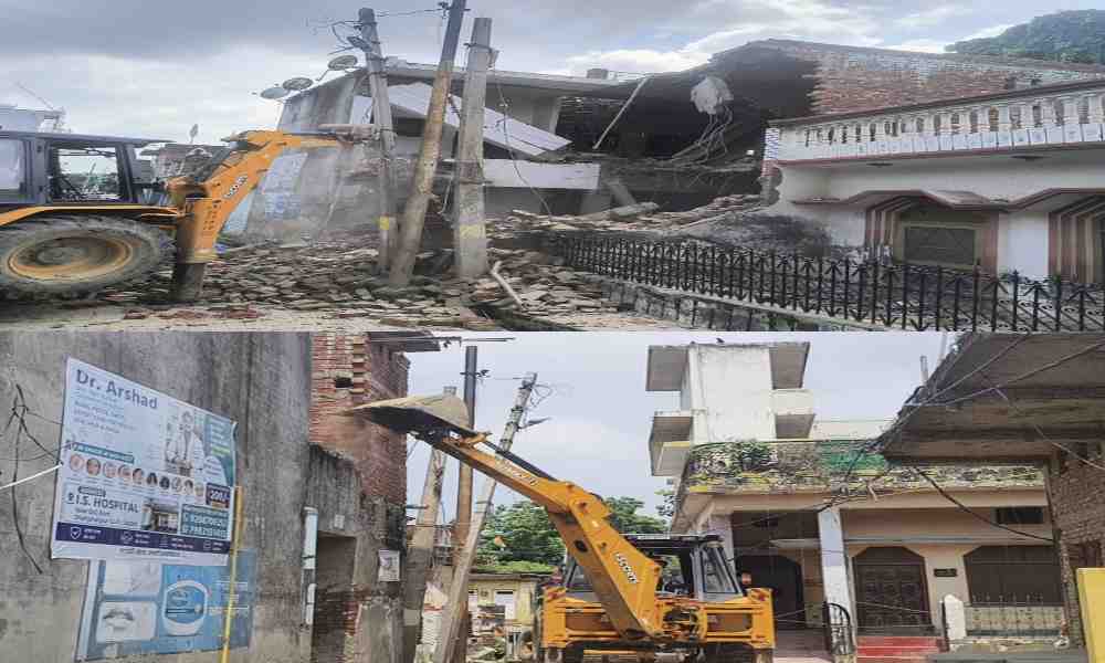 बुलडोजर एक्शन: शाहजहांपुर के चर्चित गौतम हत्याकांड के आरोपी समीर का अवैध दो मंजिला मकान जमींदोज