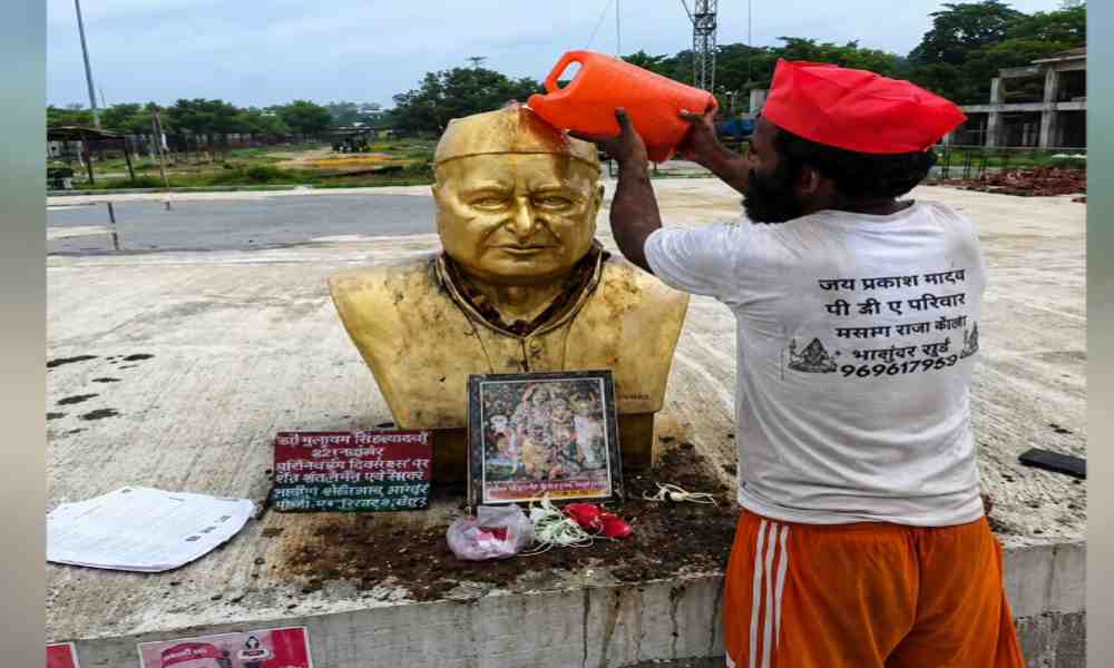 श्रद्धा और आस्था का अनोखा संगम: हरिद्वार से गंगाजल लेकर सैफई पहुंचे कांवड़िया, मुलायम सिंह यादव की समाधि पर किया जलाभिषेक