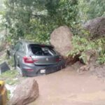 नैनीताल में बारिश का तांडव: लैंडस्लाइड की चपेट में आईं 2 कारें, कुमाऊं में 141 सड़कें बंद और नदियां उफान पर