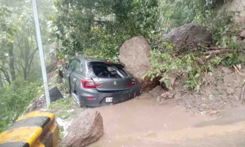 नैनीताल में बारिश का तांडव: लैंडस्लाइड की चपेट में आईं 2 कारें, कुमाऊं में 141 सड़कें बंद और नदियां उफान पर